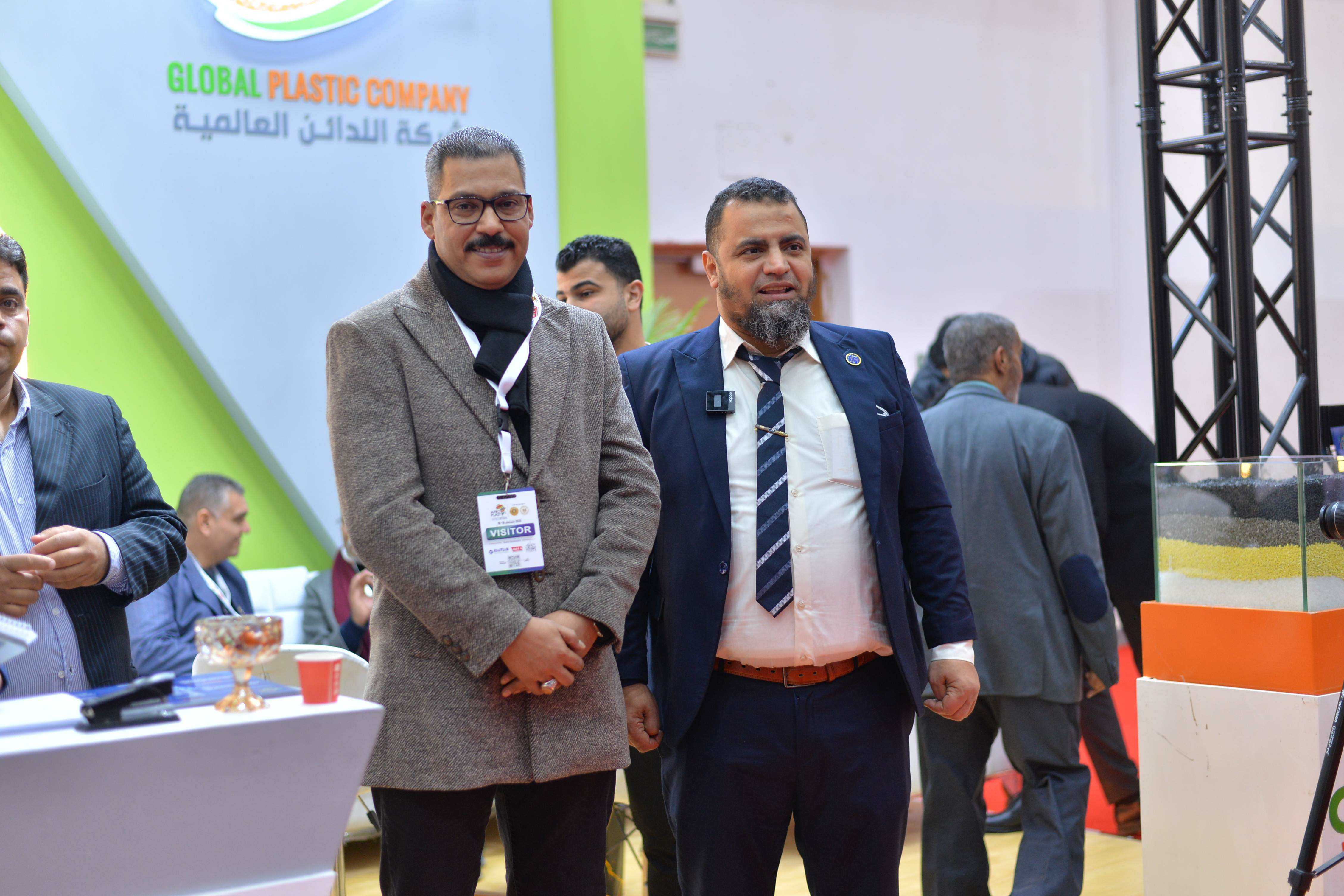 فريق عمل شركة اللدائن العالمية في المعرض